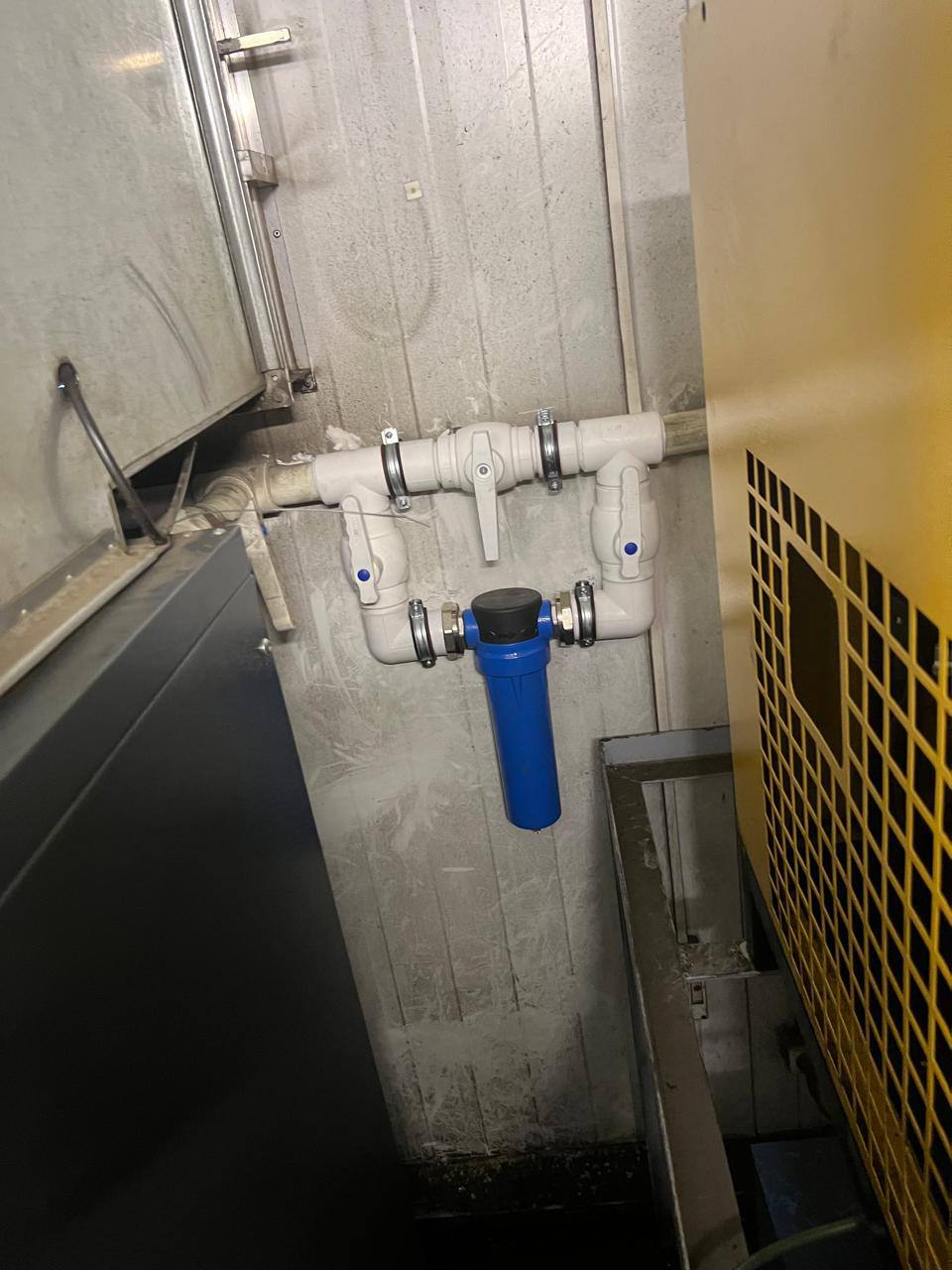 Монтаж магистральных фильтров и ресивера на производстве по производству кома для животных