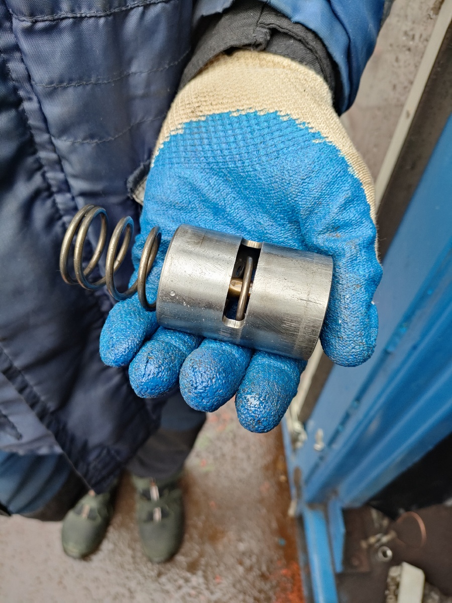 Перегрев компрессора из-за технической неисправности.