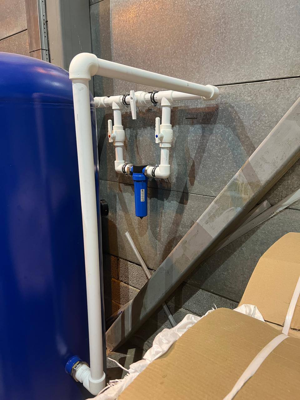 Монтаж магистральных фильтров и ресивера на производстве по производству кома для животных