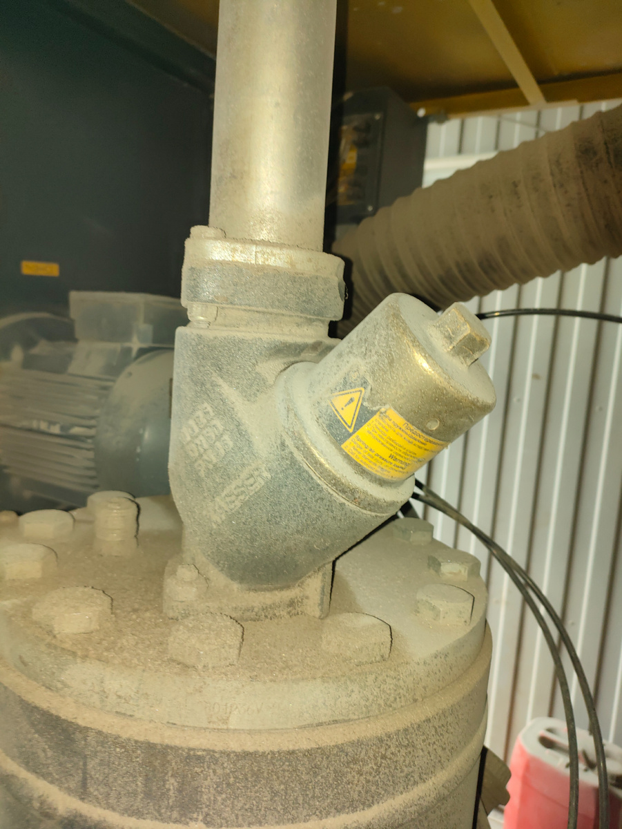 Перегрев компрессора из-за технической неисправности.