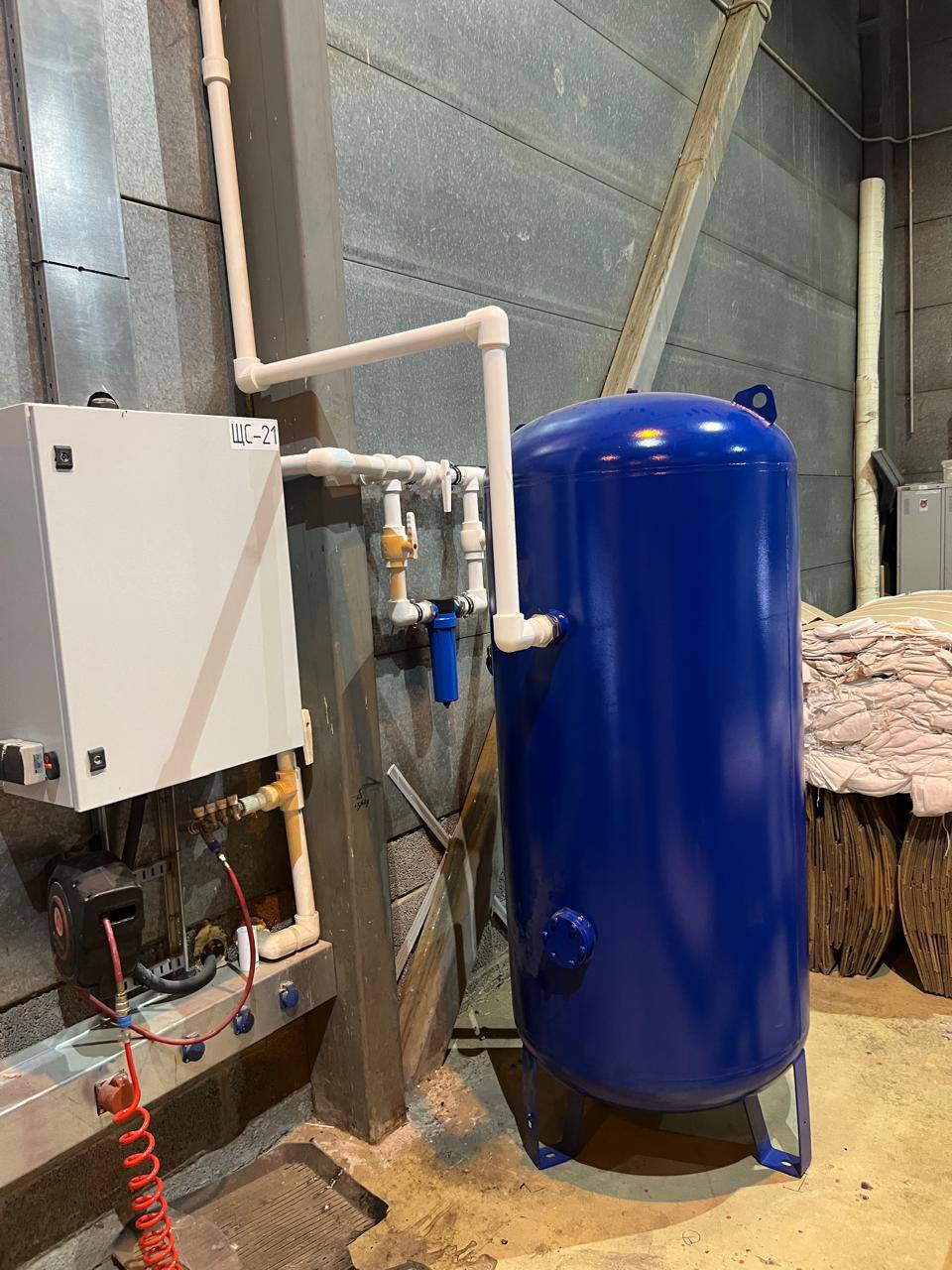 Монтаж магистральных фильтров и ресивера на производстве по производству кома для животных