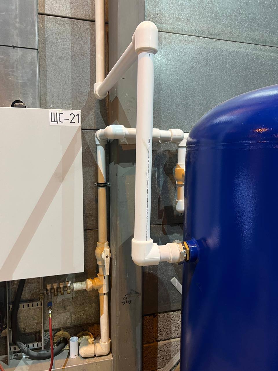 Монтаж магистральных фильтров и ресивера на производстве по производству кома для животных